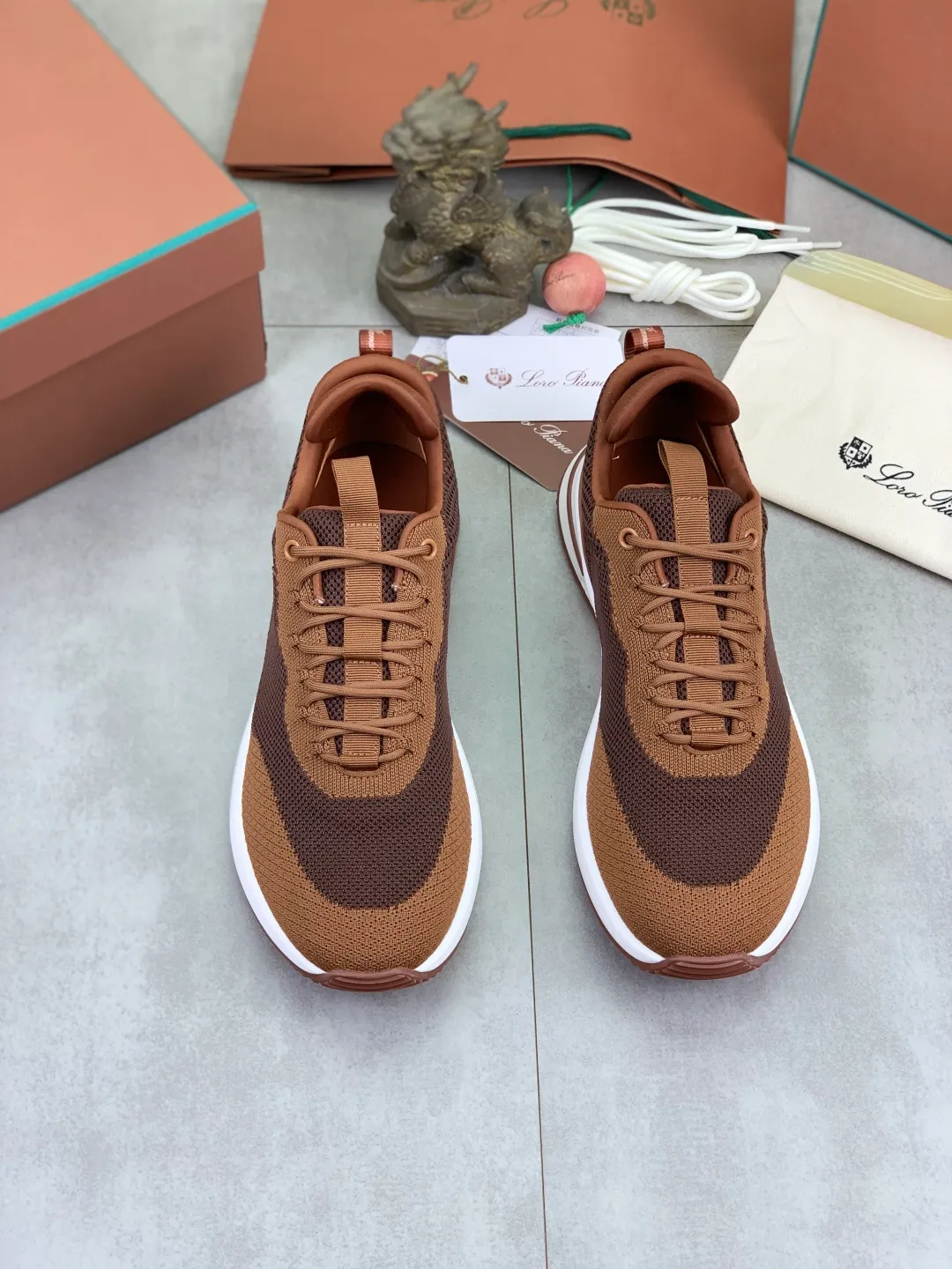 Men's men's shoes 💰P542 New style 💰High quality The latest casual shoes Loro Piana 💯Top grade💯Buy the original copy💯 Founded the existing Loro Piana company on April 24, 1924. The family has been operating for the sixth generation, providing top quality products to customers who are discerning in taste and quality. Imported original fly woven fabrics with cowhide fabric, plain calfskin lining, hand-stitched threads with cowhide feet, original packaging, high-end outsole, size: 38-46, multiple colors available, complete package